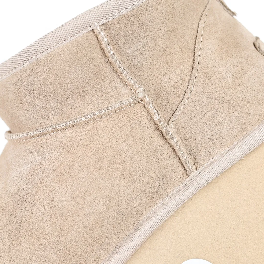 Pick up locally 💰600 Core recommended good price It is a very suitable choice for home furnishings. In the new year, uug launched a series of styles, which are partial to the preferences of young consumers and have also moved to the forefront of fashion trends. Shoe body material: water-repellent coated suede upper, 17 mm UGGPURE™ implantable wool insole, lightweight non-slip and comfortable rubber outsole, with brand LOGO and trademark, with full packaging Size: 35 36 37 38 39 40